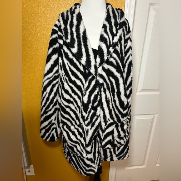 SUSAN GRAVER, Reversible, zebra Sherpa jacket!! - Picture 5 of 10